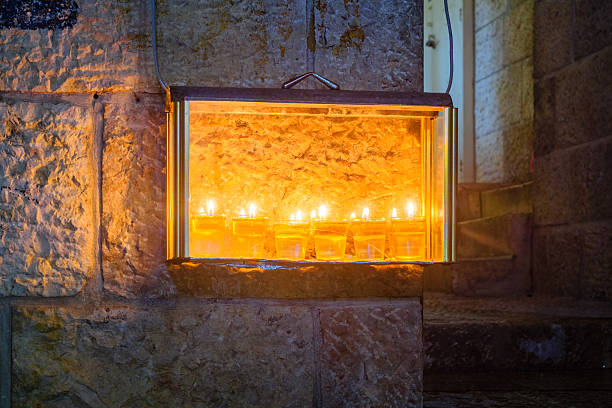 традиционная менора (ханука лампа) со свечами оливкового масла, джеру - jerusalem israeli culture israel night стоковые фото и изображения