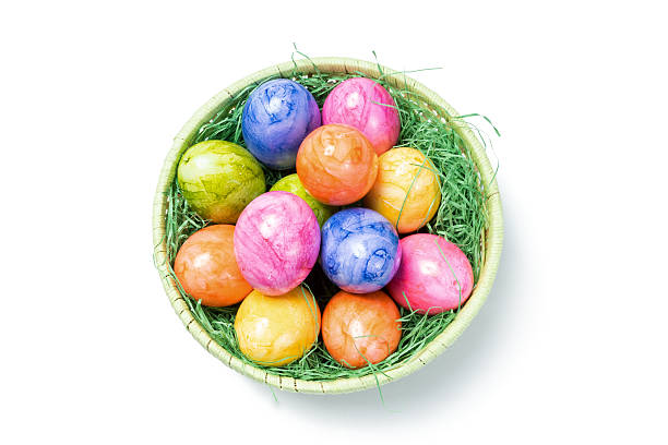top view - ostereier im korb auf weißem hintergrund - easter basket eggs yellow stock-fotos und bilder