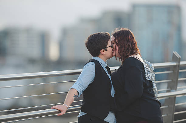 un jeune couple de femmes adultes est en promenade ensemble - teenage sex photos et images de collection