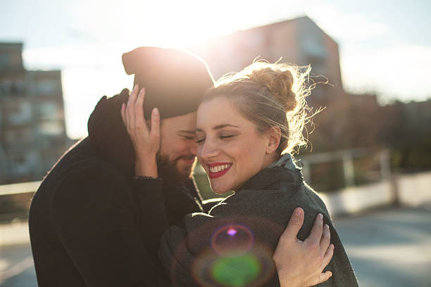 feliz pareja joven al aire libre  - couple love autumn romance fotografías e imágenes de stock