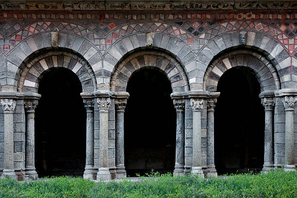 claustro em le puy-en-velaycity in hautes alpes france - frança - ribbed vaulting imagens e fotografias de stock