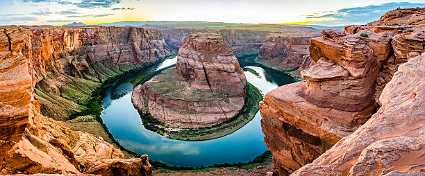 horseshoe bend im usa-panorama - panoramic canyon arizona scenics stock-fotos und bilder