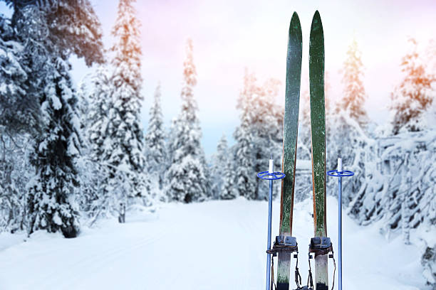 cross country ski trail with retro wood skis and ski poles - nordic event fotos imagens e fotografias de stock