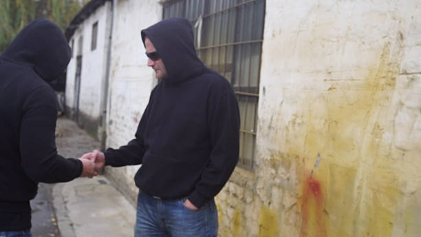 ヒロインの一部を販売する麻薬ディーラー - drug dealer ストックフォトと画像