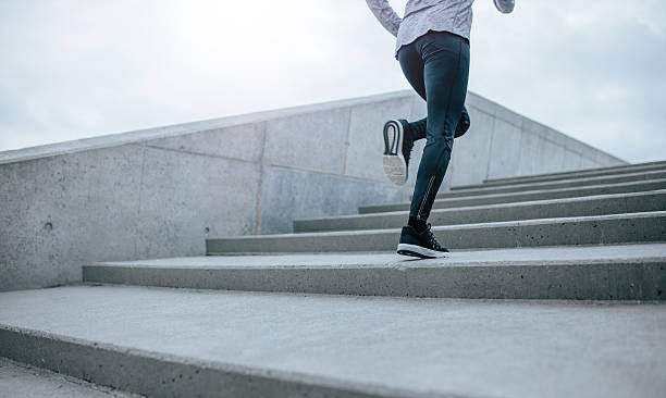 mujer corriendo por la escalera - staircase running moving up jogging fotografías e imágenes de stock
