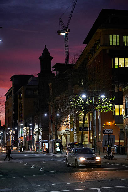 lichter, autos und menschen auf einer straße von birmingham - birmingham bullring midlands west stock-fotos und bilder