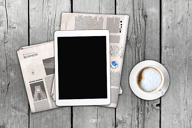 ежедневная газета, кофе и планшет с пустым экраном. - newspaper the media digital tablet digitally generated image стоковые фото и изображения
