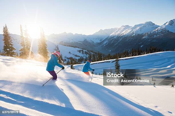 Foto de Casal Esquiando Em Um Dia Ensolarado De Pó e mais fotos de stock de Esqui - Esqui e snowboard - Esqui - Esqui e snowboard, Whistler, Canadá