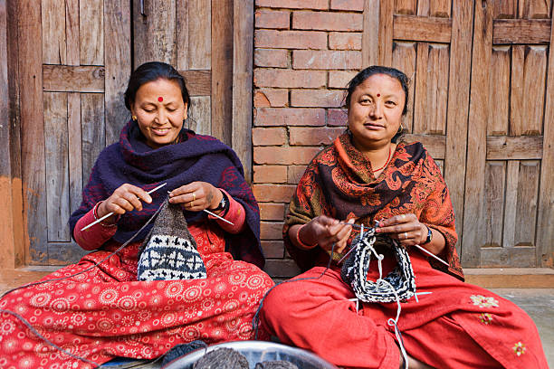 le népalais femmes kniting bonnet en laine.   bhaktapour.   - patan photos et images de collection