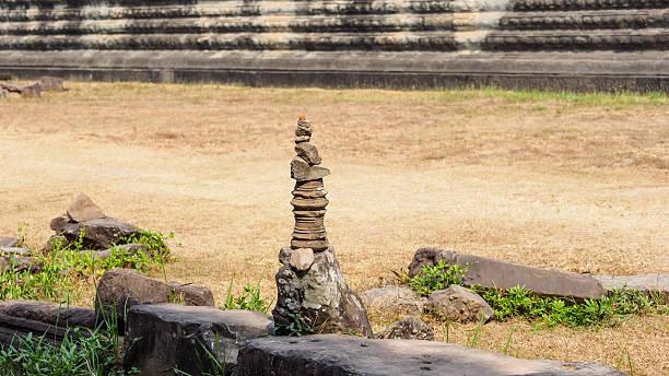 pilha de pedras em angkor wat, camboja - destrination - fotografias e filmes do acervo