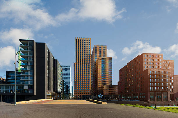 distrito de negocios amsterdam zuid con edificios de oficinas en los países bajos. - amsterdam netherlands city skyline fotografías e imágenes de stock
