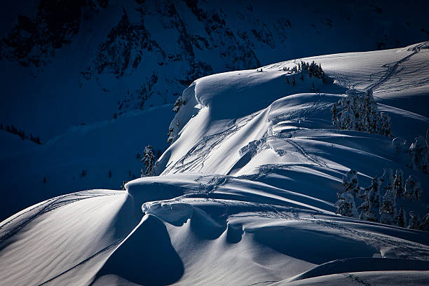 les pistes de ski dans la neige - north cascades national park cascade range mt baker waterfall photos et images de collection