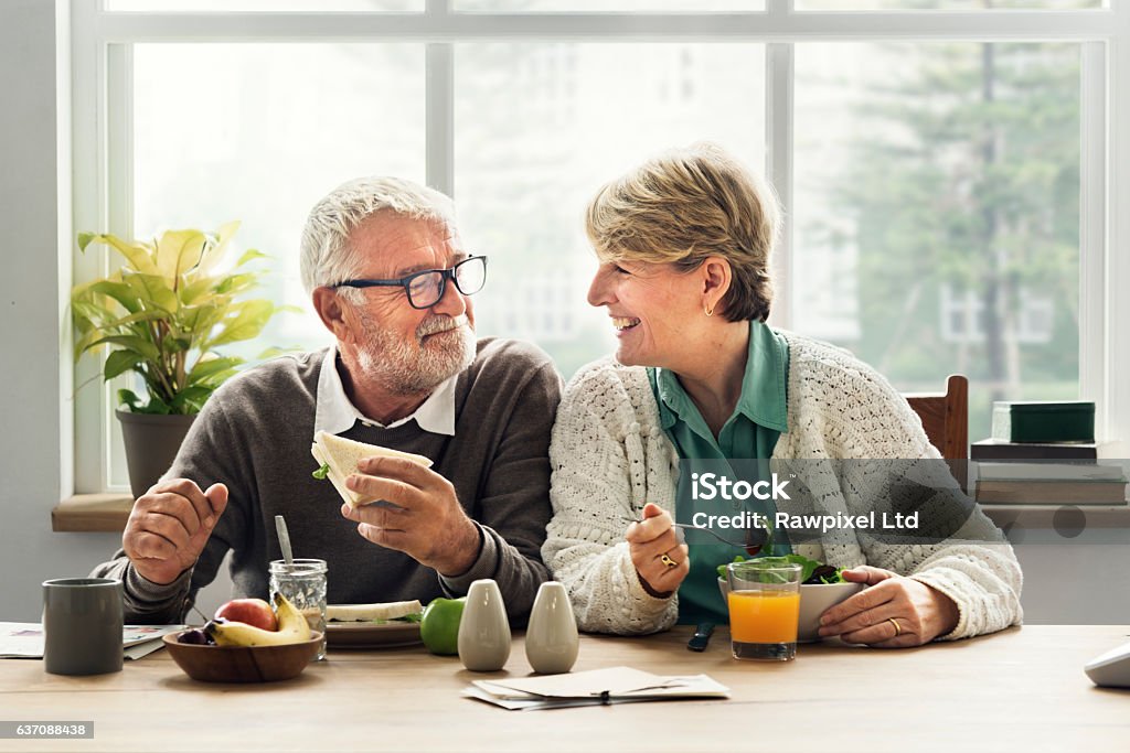 Ruhestand Senior Paar Lifestyle Living Konzept - Lizenzfrei Essen - Mund benutzen Stock-Foto