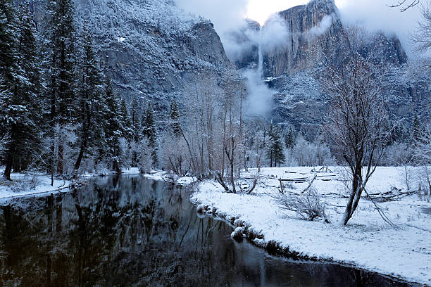 inverno em yosemite - yosemite national park winter waterfall california - fotografias e filmes do acervo