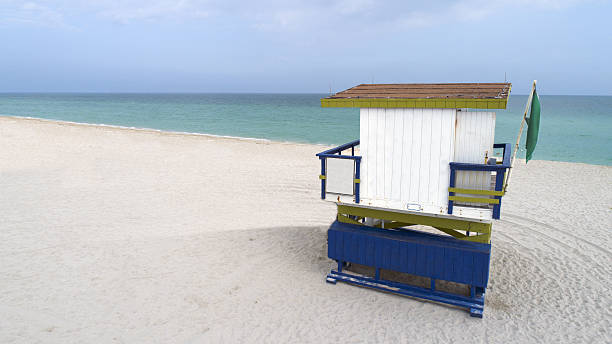 lifeguard tower summer tropical beach sfondo - titling foto e immagini stock