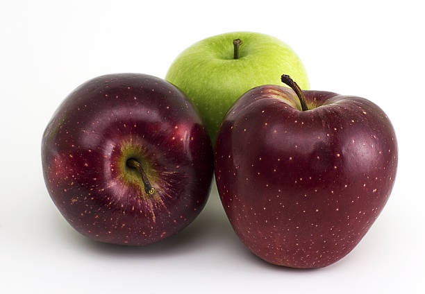 maçãs verdes e vermelhas frescas - apple granny smith apple three objects green - fotografias e filmes do acervo