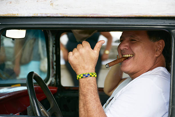 homme cubain souriant avec cigare - partagás cigars photos et images de collection