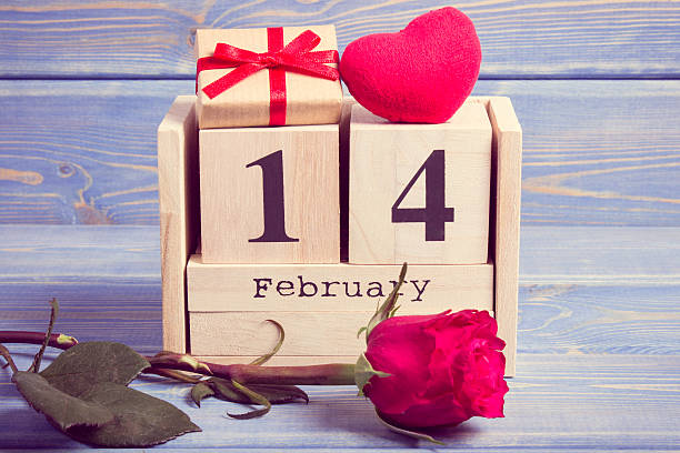 istock Cube calendar with gift, red heart and rose flower 637100214