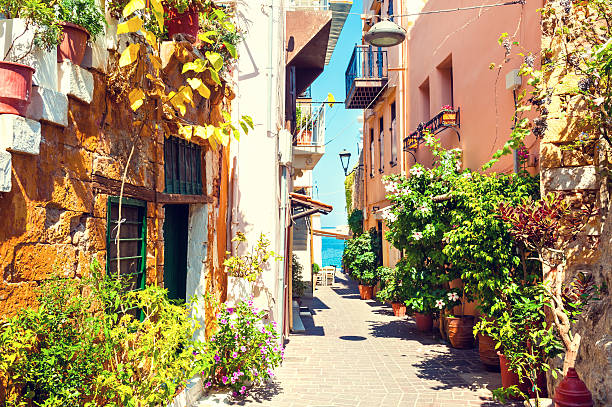 ギリシャクレタ島、ハニアの美しい通り。 - クレタ島 ストックフォトと画像