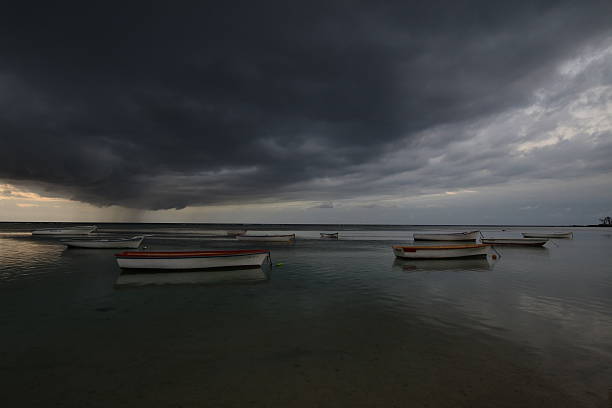 barcos de pesca na praia durante a noite, maurício - extremwetter - fotografias e filmes do acervo