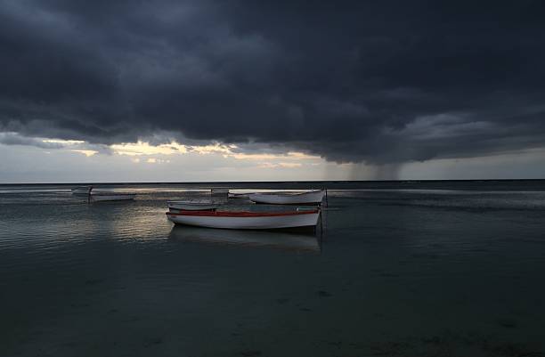 barcos de pesca na praia durante a noite, maurício - extremwetter - fotografias e filmes do acervo