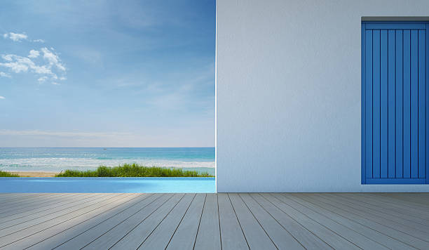 piscine de luxe avec vue sur la mer dans la maison de plage blanche moderne - sparse outdoors contemporary patio photos et images de collection