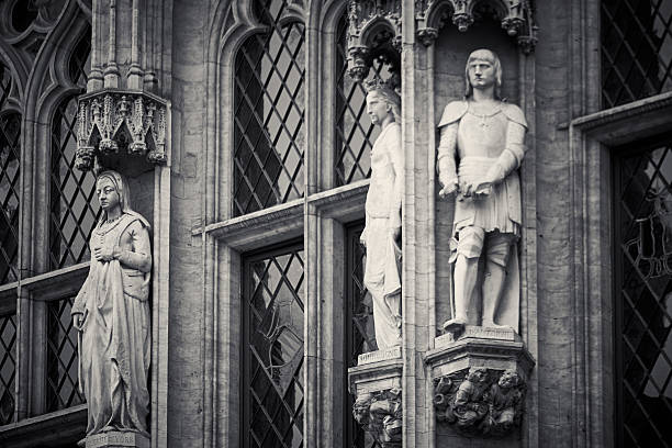 ayuntamiento de bruselas, macro de estatuas - brussels belgium arranging majestic fotografías e imágenes de stock