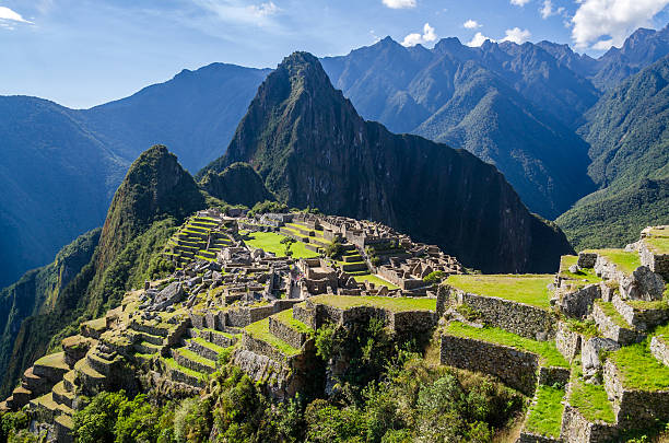 vista sul machu picchu in una giornata di sole - machu picchu foto e immagini stock