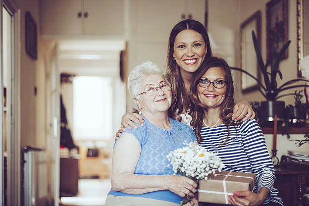 tres generaciones - senior women grandmother glasses senior adult fotografías e imágenes de stock