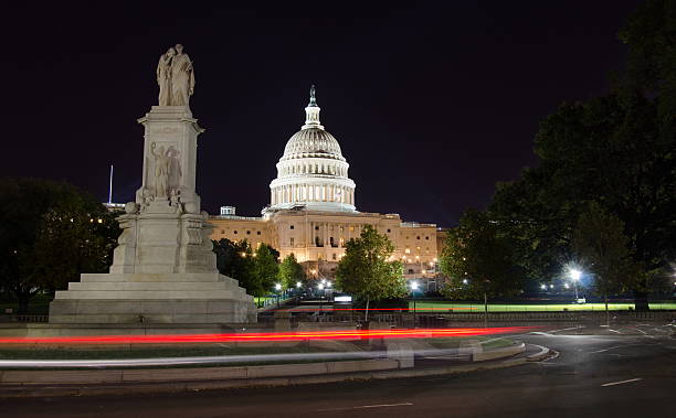 kapitolhügel und friedensdenkmal - washington dc autumn capitol building usa stock-fotos und bilder