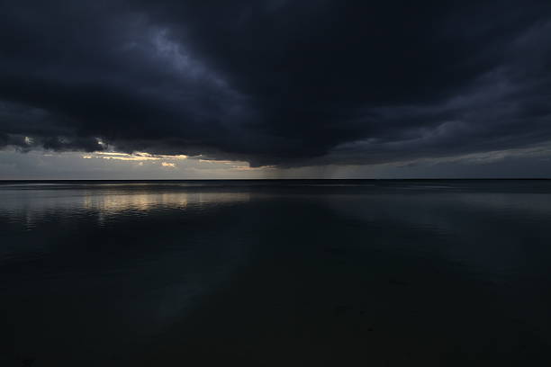chuva na praia de albion nas ilhas maurício durante a noite - extremwetter - fotografias e filmes do acervo