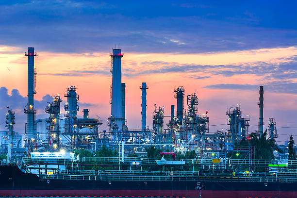 raffineria di petrolio al mattino - oil industry oil rig fuel and power generation tower foto e immagini stock