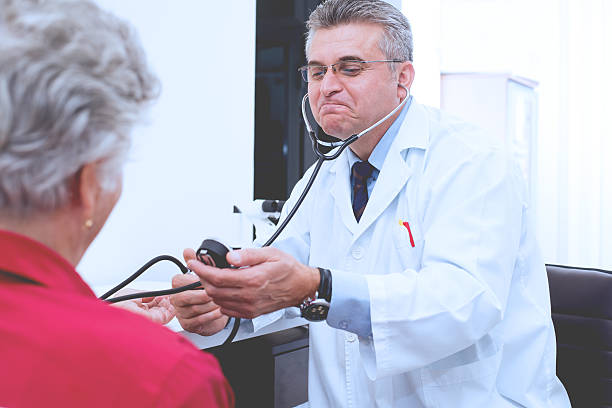 médecin et patient - clothing professional occupation medical occupation doctor photos et images de collection