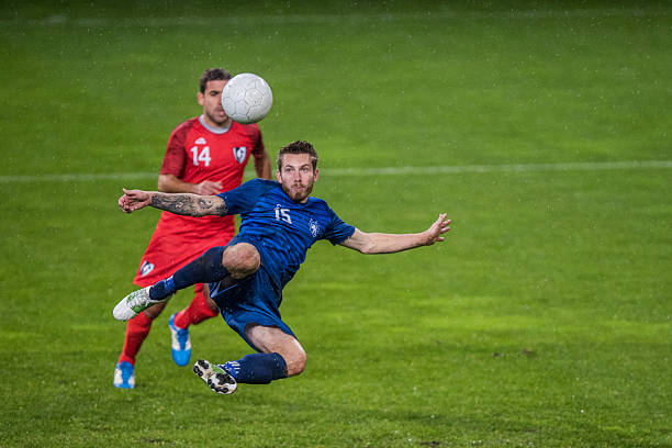 fußball spieler spielt fußball - soccer shoe soccer player kicking soccer field stock-fotos und bilder