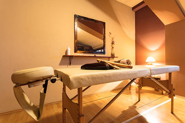 massage bed at spa centre - single flower tranquil scene mirror flower imagens e fotografias de stock