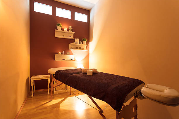 massage bed at spa centre - single flower tranquil scene mirror flower imagens e fotografias de stock