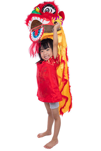 uśmiechnięta azjatycka chińska dziewczynka z kostiumem lion dance - lunar new year zdjęcia i obrazy z banku zdjęć
