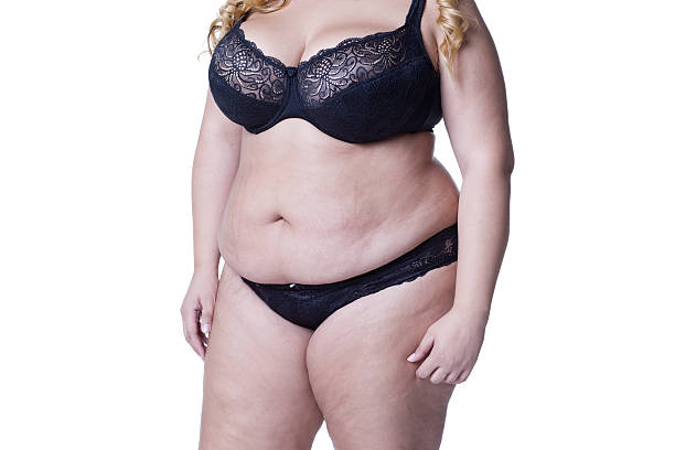modello plus size in lingerie nera, corpo femminile sovrappeso - fulness foto e immagini stock