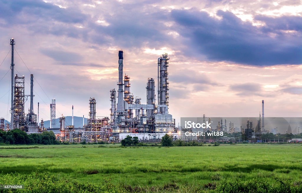 Öl- und Gasindustrie - Raffinerie bei Sonnenuntergang - Fabrik - Lizenzfrei Herstellendes Gewerbe Stock-Foto