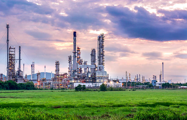 industrie pétrolière et gazière - raffinerie au coucher du soleil - usine - cours de chimie photos et images de collection