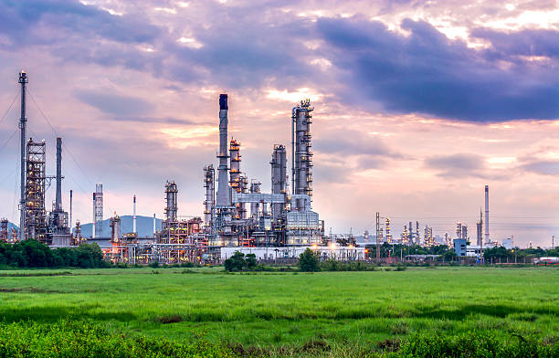 indústria de petróleo e gás - refinaria ao pôr do sol - fábrica - aula de química - fotografias e filmes do acervo