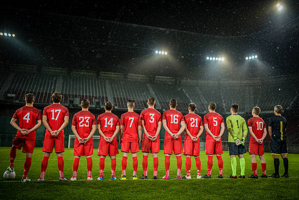 football team in a row - side by side fotos imagens e fotografias de stock