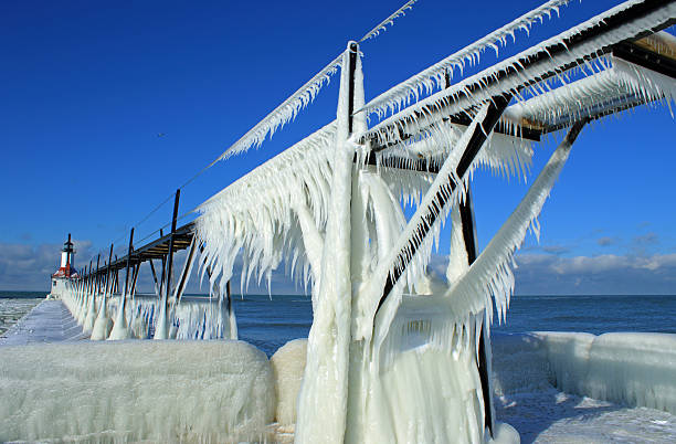 istock Ice on the saint joseph michigan lighthouse 637146768