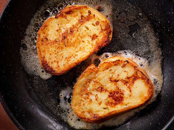 cocinando tostadas francesas - french toast toast butter breakfast fotografías e imágenes de stock
