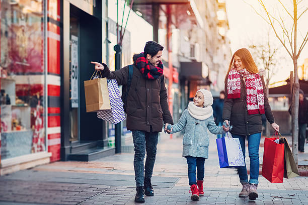 giovane famiglia a fare shopping - christmas shopping foto e immagini stock