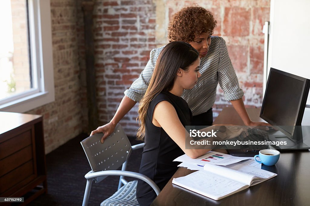 Due imprenditrici che lavorano al computer in ufficio - Foto stock royalty-free di Amministratore Delegato