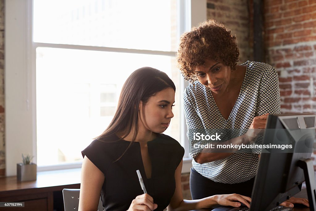 Duas empresárias trabalhando em computador no escritório - Foto de stock de Estagiário royalty-free