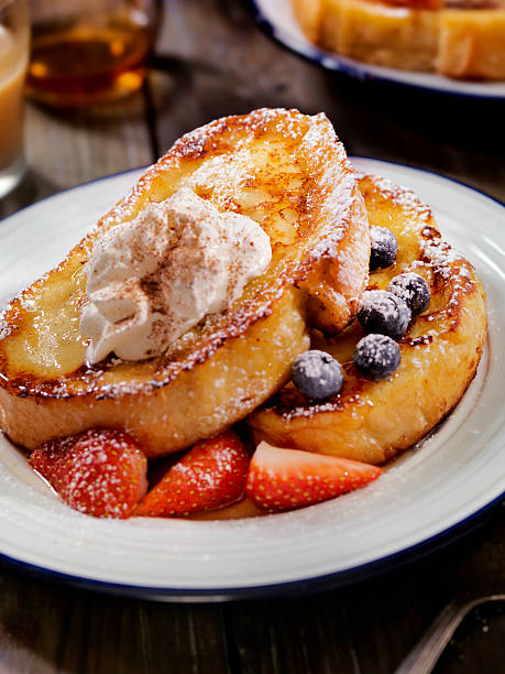 フレンチトースト、メープルシロップとベ��リー - french toast breakfast food sweet food ストックフォトと画像