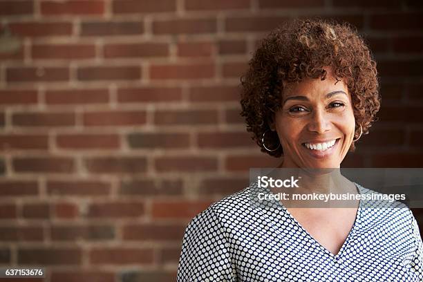 Retrato De Cabeza Y Hombros De Una Empresaria Madura Foto de stock y más banco de imágenes de Mujeres maduras