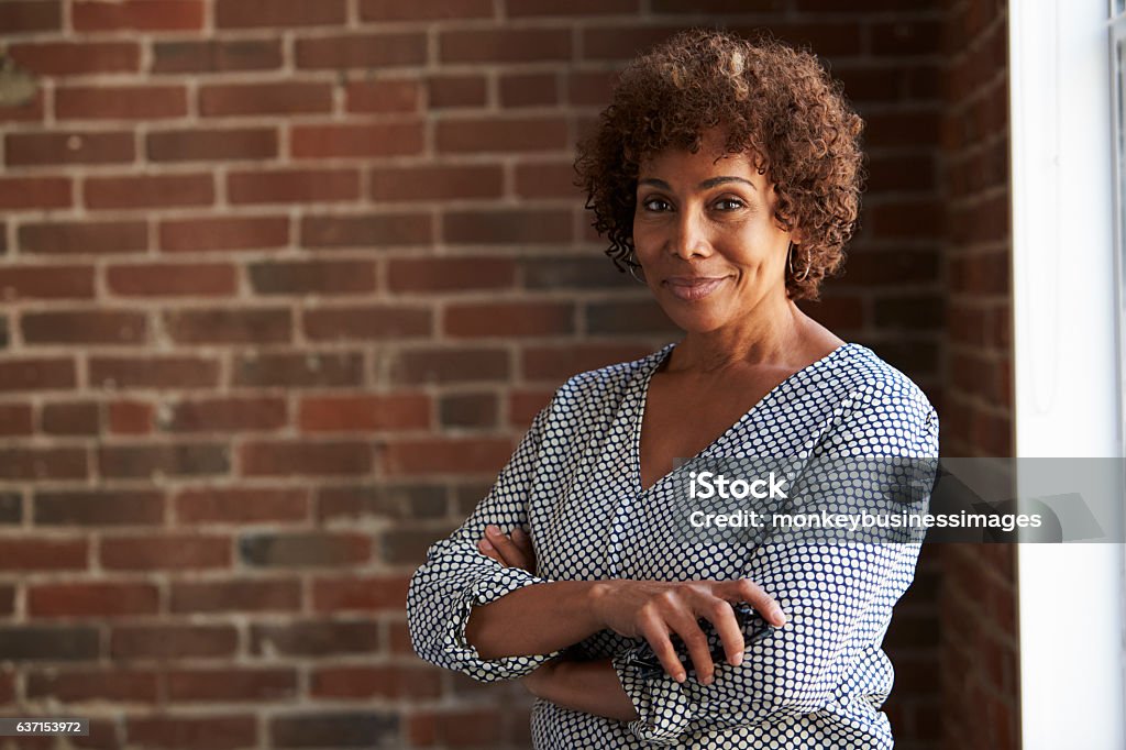 Retrato de cabeza y hombros de una empresaria madura - Foto de stock de Mujeres libre de derechos